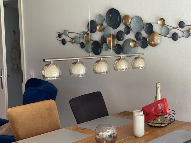 Der große Tisch im Wohnzimmer