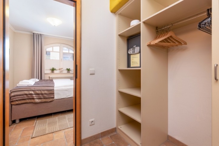 Der Ankleideraum zwischen Schlafzimmer und Bad.