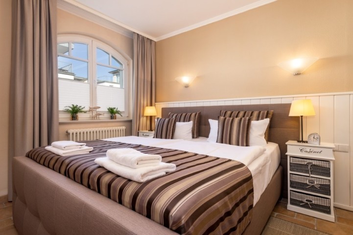 Das Schlafzimmer mit großem Doppelbett.
