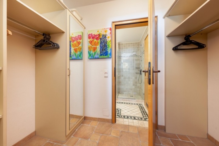 Der Ankleideraum zwischen Schlafzimmer und Bad.
