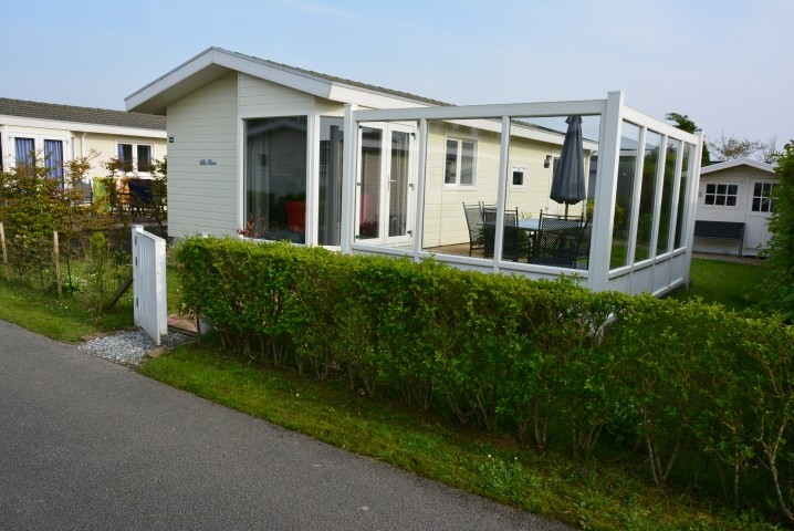Aussenansicht mit Terrasse und Garten
