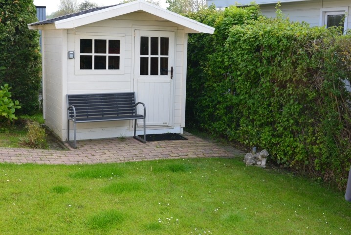 Gartenhaus, Schlüsselafe neben dem Fenster