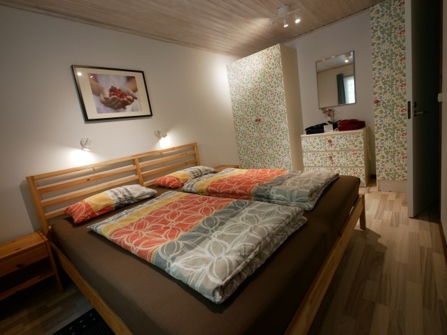 Schlafzimmer mit Doppelbett im Haus