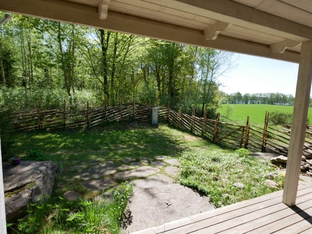 Blick von der überdachten Terrasse zum See Unnen