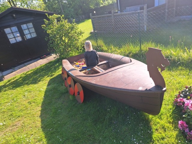Sandkiste im hinteren Garten