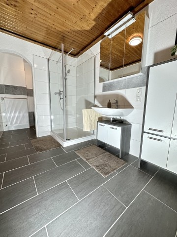Große Dusche und Waschbecken