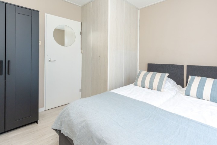 Schlafzimmer 2 mit 2 Einzelbett Boxspringbetten und Kleiderschrank.