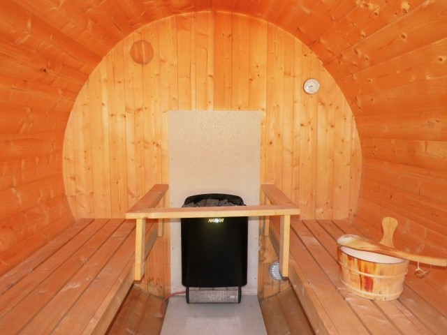 Die Fass-Sauna aufheizen