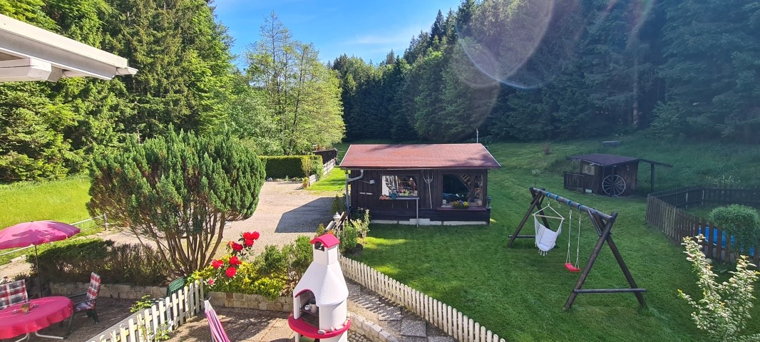 Terasse links // Garten mit Swimmingpool rechts 