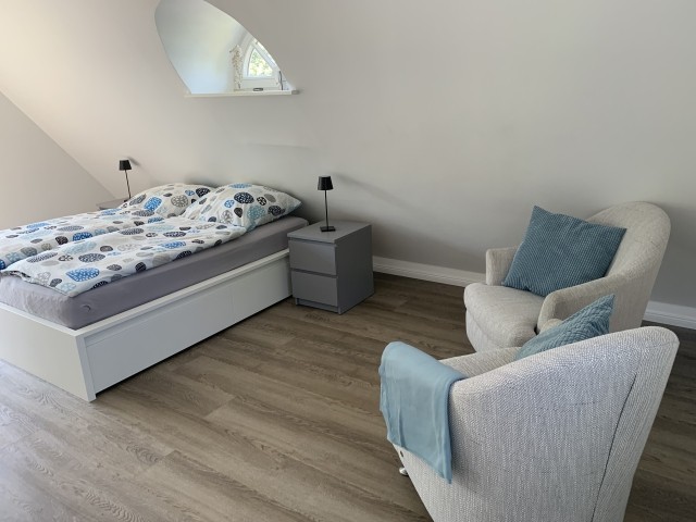 Auch im Schlafzimmer stehen 2 gemütliche Sessel