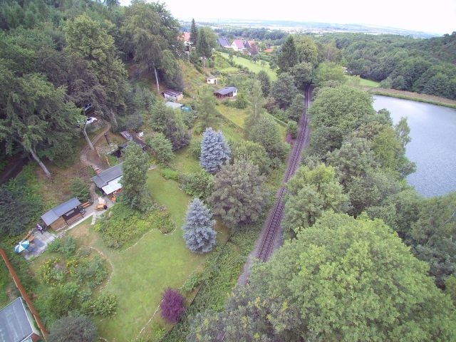 Luftbildaufnahme mit Waldsee