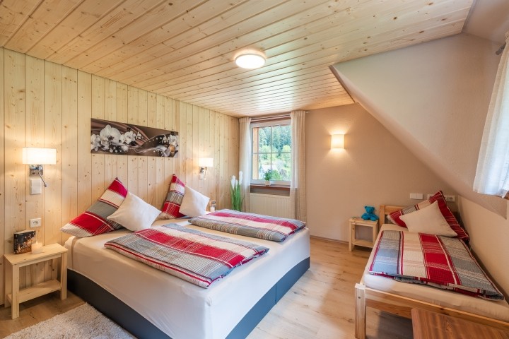 Schlafzimmer mit Boxspringbett 180x200 auch einzel stellbar, Einzelbett 80x200 , Babybett stellen wir gerne dazu 