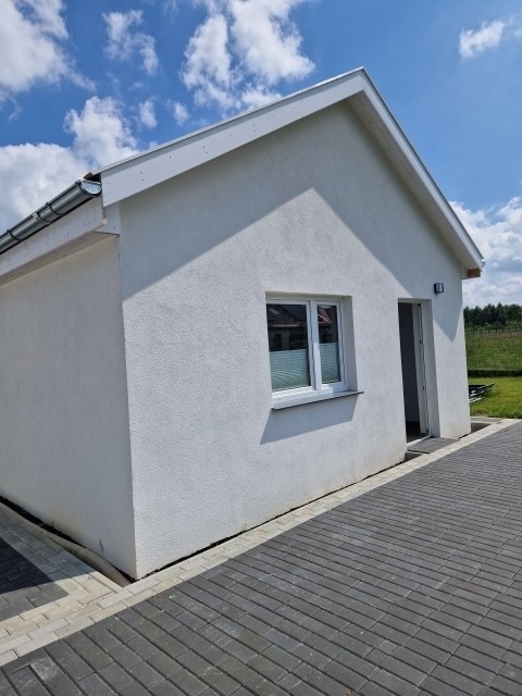 Hausvorderseite mit Parkplatz