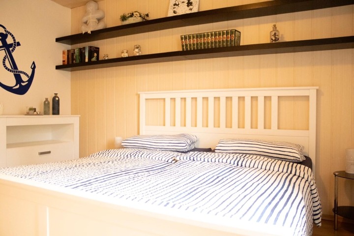 Schlafzimmer im EG, (Kommode zu Winkelkommode umbaubar)