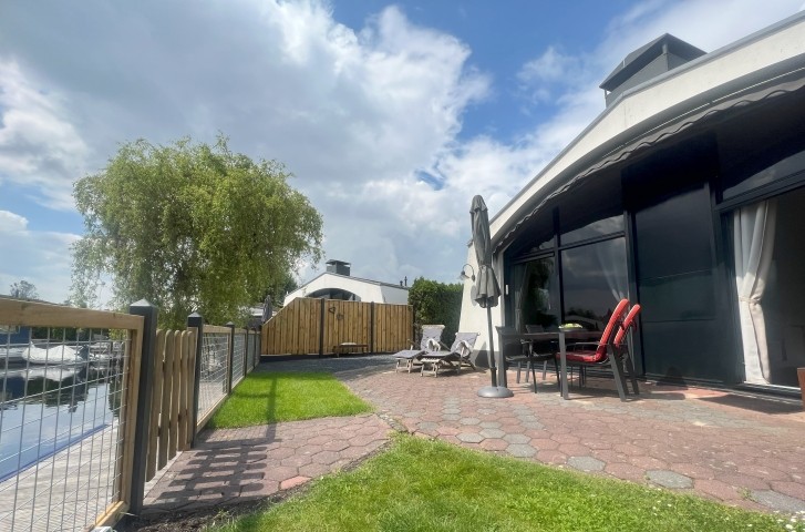 Bungalow am Wasser komplett eingezaeunt