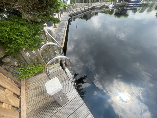 Schwimmtreppe vorhanden