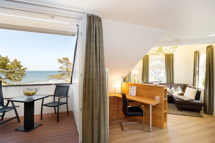 Das Wohnzimmer mit Blick zum seeseitigen Balkon.