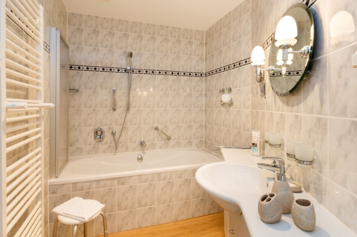Das Bad mit Wanne.