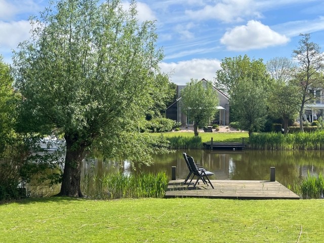 Blick von der Ostterrasse auf die Gracht und den hauseigenen Steg