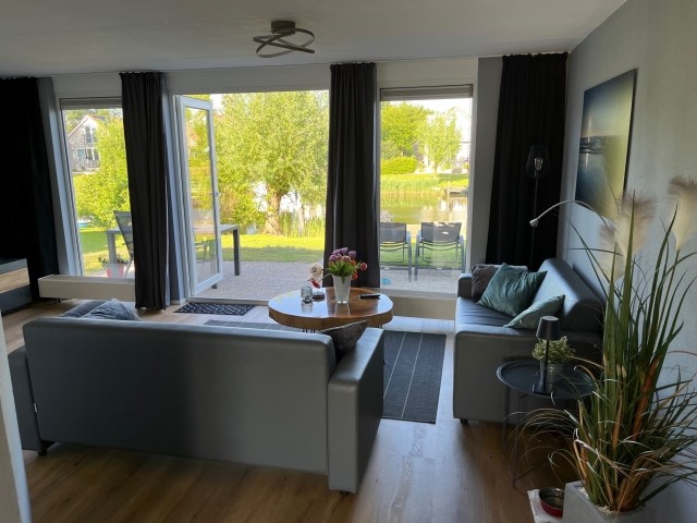 Wohnzimmer mit  Ausblick aufs Wasser
