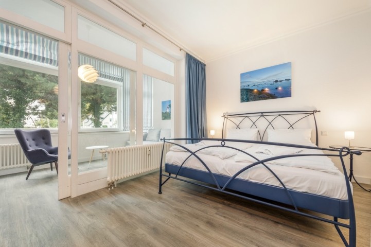 Das Schlafzimmer mit Doppelbett ...