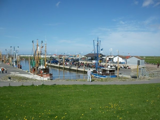 Blick auf die Hafenterrassen mit div. Essmöglichkeiten 
