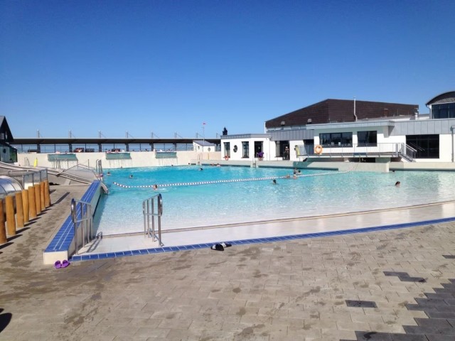 Wellen-/Freibad am Deich