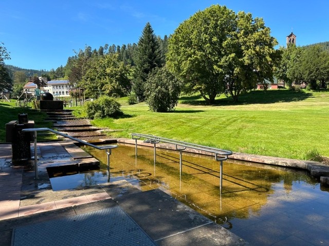 Kurpark Enzklösterle mit Kneippbecken