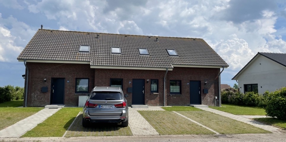 Vorderansicht mit den Parkplätzen