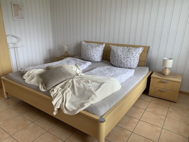 Schlafzimmer mit Doppelbett