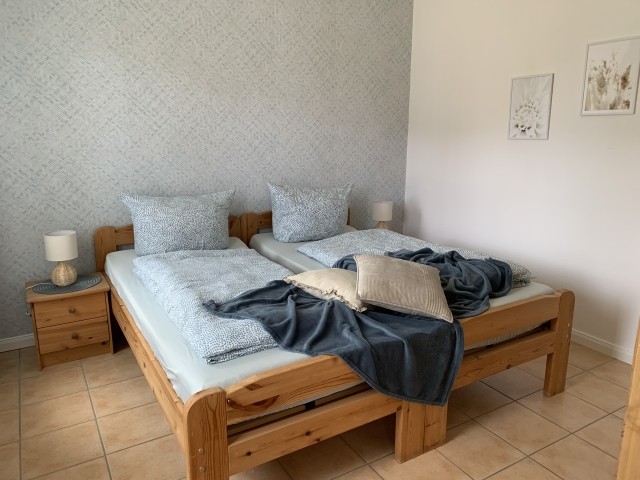 Schlafzimmer bietet viel Platz.