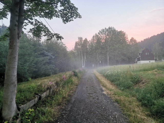 Weg hinter dem Haus
