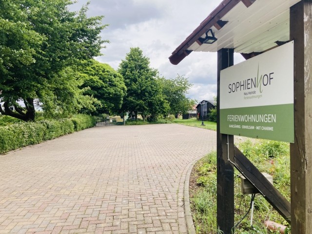 Hofeinfahrt und Parkplatz