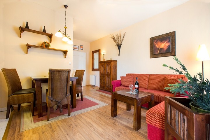 Das Wohnzimmer mit Eßbereich.