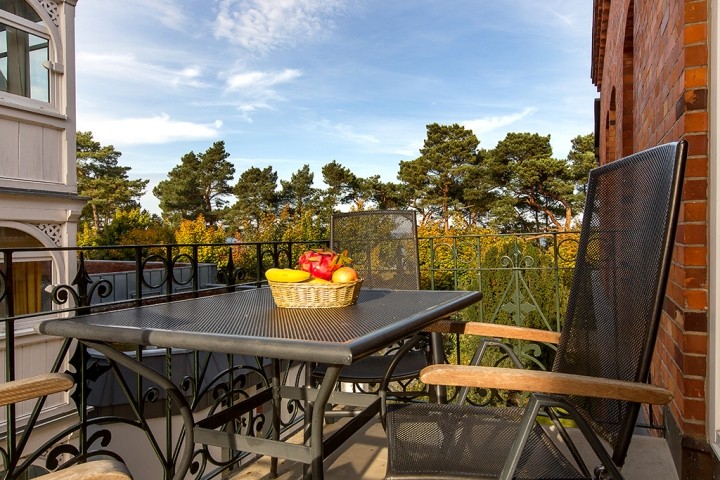 Der Balkon mit Meerblick durch die Bäume.