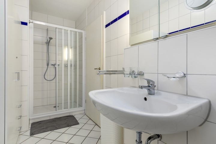 Das Bad mit Dusche ...
