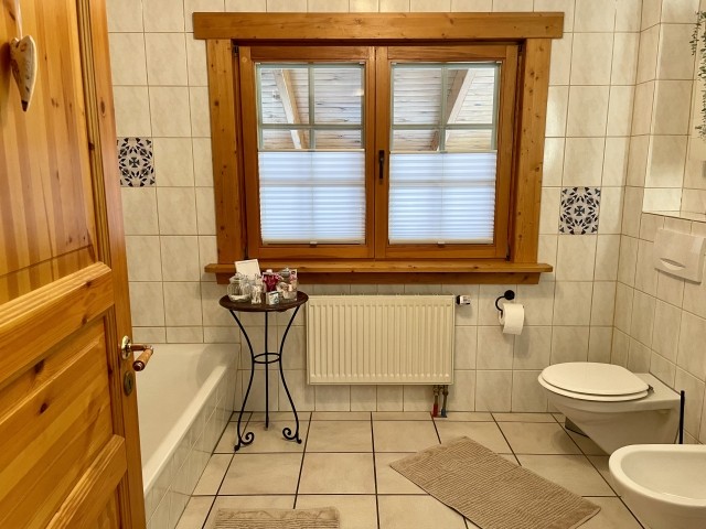 Bad mit Dusche und Badewanne 