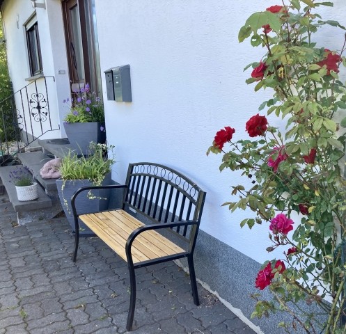 Vor dem Haus