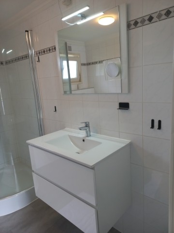 Das Badezimmer mit Waschbecken und geräumigen Schubladen