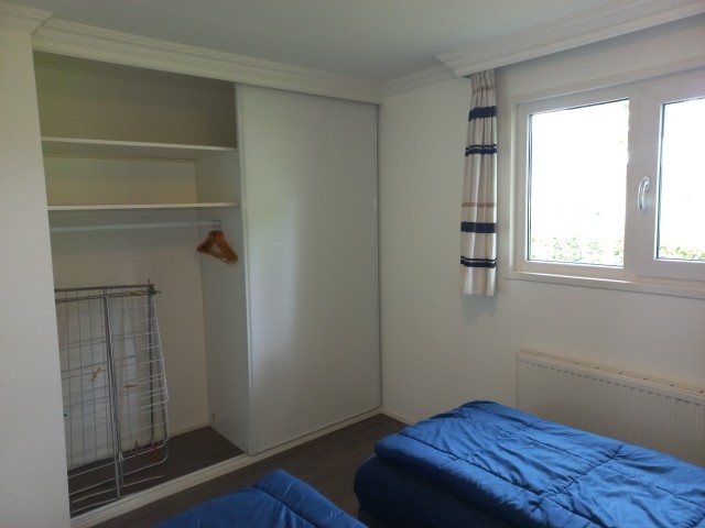 Schlafzimmer 1  mit großer Schrankfront und 2 Wäscherecks