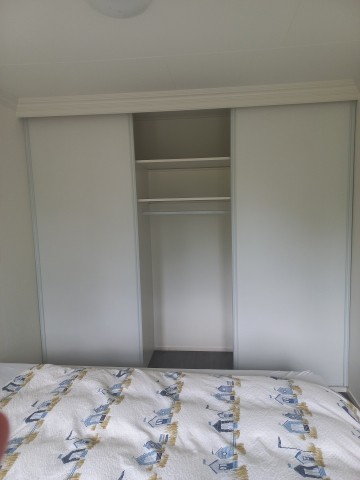 Schlafzimmer 2 mit großem Schrank