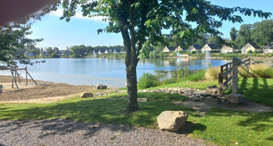 Blick auf den Badesee des Parks