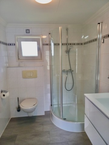 Badezimmer mit großzügiger Dusche