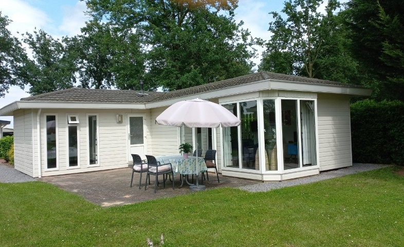 Das Chalet vom Wasser aus gesehen
