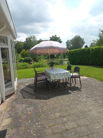 Terrasse mit Blick auf den Teich