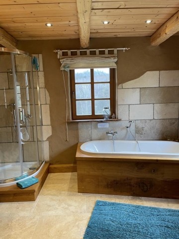 Badezimmer mit Dusche und Badewanne in der Hester Street in Earls Lane im Harz