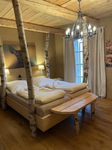 gemütliches Schlafzimmer mit Doppelbett in der Hester Street in Earls Lane im Harz