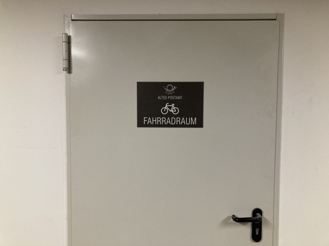 Ein abschließbarer Fahrradraum ist vorhanden.