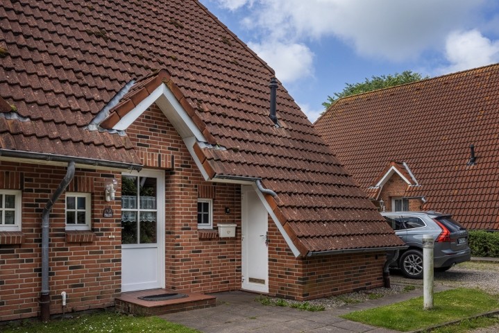 Eingang mit Parkplatz neben dem Haus