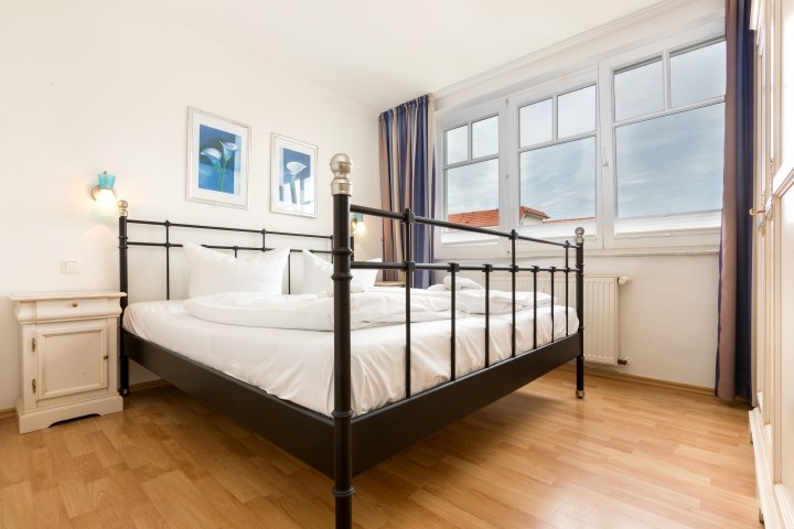 Das Schlafzimmer mit Doppelbett und Kleiderschrank.